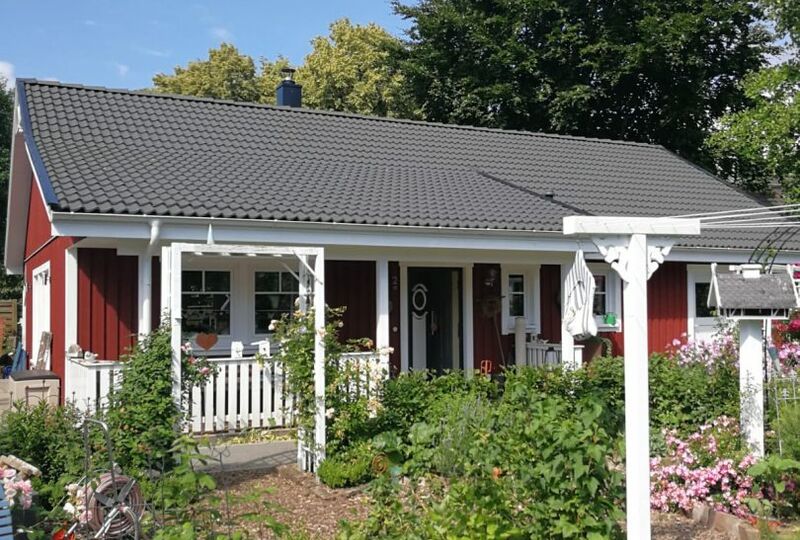 Garten und Älmhult 100 Schwedenhaus mit roter Fassade